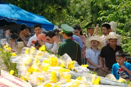 Hoa tươi phủ kín mộ Đại tướng trong dịp lễ 30/4