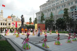 “Bác như đã trở về, mừng vui vẫy chào Nhân dân thành phố“