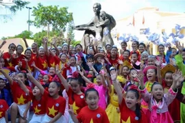 Cung thỉnh tượng “Bác Hồ với thiếu nhi” về Nhà Thiếu nhi TP.HCM