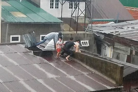 Bơi qua dòng lũ nhiễm điện cứu 3 mẹ con kẹt trong nhà sập