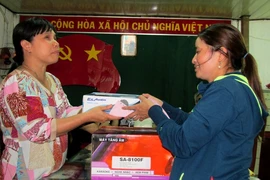 Chị Hồng ve chai đi trao quà từ thiện 