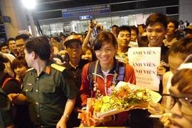 Người hâm mộ hân hoan chào đón Ánh Viên tại sân bay Tân Sơn Nhất
