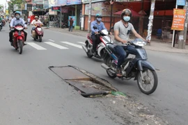 Nắp cống vỡ án ngữ giữa đường 