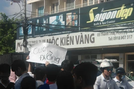 Giao thông hỗn loạn sau khi làm thủ tục dự thi 