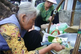 Bán xôi, dù mù chữ hay giảng viên ĐH, đều đáng được kính trọng!