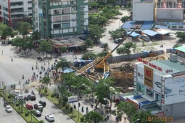 Sập giàn cần cẩu, đè chết người đàn ông đang chạy xe máy