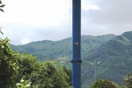 Ớn lạnh thợ lắp đặt bảng quảng cáo 'giỡn với tử thần'