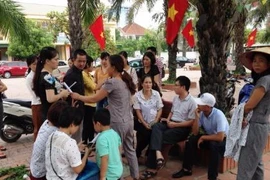 Phụ huynh lại kéo đến trường phản đối chương trình VNEN