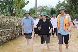 Chủ tịch Quốc hội lội nước thăm người dân vùng lũ