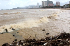 Biển Nha Trang sóng lớn, nước đục ngầu, đầy rác