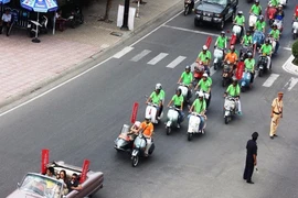 500 xe Vespa cổ rầm rộ diễu hành giữa thành phố biển