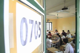 Thí sinh đội mưa làm thủ tục thi 