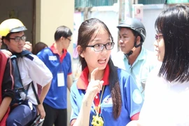 Nữ sinh tiếp sức TS khiếm thính bằng ngôn ngữ ký hiệu 