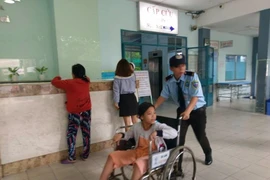 Bệnh viện quận mà đông ghê... 