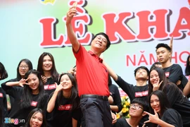Thầy hiệu trưởng nhảy cùng HS trong lễ khai giảng 