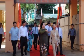 Bà Nguyễn Thị Kim Ngân về dự khai giảng ở trường cũ