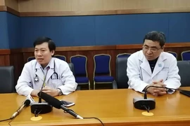 Hai mẹ con trở về từ Ai Cập phải điều trị tiếp tục