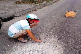 Làm rõ trách nhiệm đơn vị liên quan cục bê tông trên đường