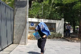 Chùm ảnh: Sĩ tử đội nắng, dầm mưa “khổ sở” đến trường thi 