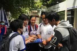 Thí sinh vui vẻ sau môn thi KHXH tại điểm thi trường THCS Bạch Đằng, THP.HCM. Ảnh: Phan Yên 