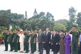 Lãnh đạo TP.HCM dâng hương tưởng niệm các anh hùng liệt sĩ
