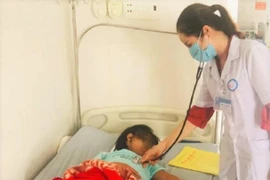 Hàng chục học sinh nhập viện nghi do ngộ độc thực phẩm