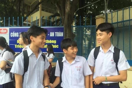 Thí sinh tươi cười rời phòng thi, kết thúc kỳ tuyển sinh lớp 10 năm học 2020-2021. Ảnh: Ánh Nguyệt 