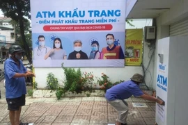 Người dân vui vẻ cảm ơn cha đẻ cây ATM khẩu trang
