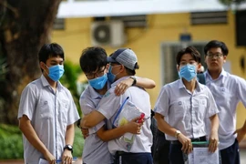 Thí sinh sau giờ thi môn ngoại ngữ tại điểm thi trường THCS Tân Bình (quận Tân Bình, TP.HCM)