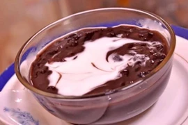 Chè đậu đỏ đá đập rắc rắc giọt dầu chuối