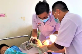 Trắng đêm nối thành công cổ tay bị đứt lìa
