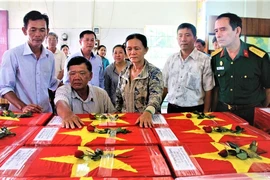 Hải Trường Sa đi cất bốc mộ cha