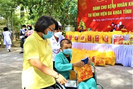 Bệnh nhân nghèo rơi nước mắt lên xe 0 đồng về quê ăn Tết