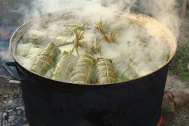 Bánh tét mùng 3, bánh ít lăn dẻo thơm 
