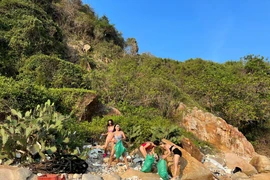 Sự thật nhóm nữ du khách mặc bikini nhặt rác ở Vườn quốc gia