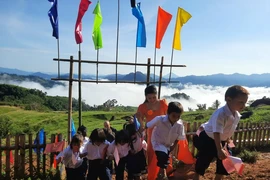 Thầy trò các huyện miền núi đón khai giảng trong mây 