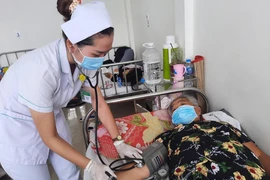 Để ngành y không phải ứng phó tuyển điều dưỡng