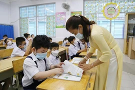 Thu nhập của giáo viên: Đừng để “biết rồi, khổ lắm, nói mãi”!