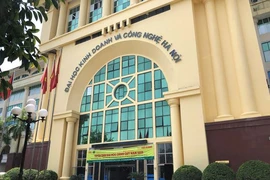 In hình pano giống cờ nước ngoài, 2 cán bộ trường đại học bị tạm đình chỉ công tác
