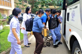 Bệnh nhân xúc động lên “chuyến xe nghĩa tình ngày Tết” về quê