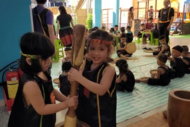 Bé mầm non thích thú giã gạo, gánh nước, uống ... rượu cần