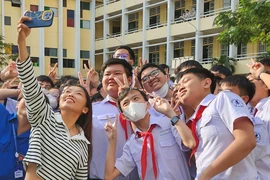 Huỳnh Như mang Quả bóng vàng về trường, truyền cảm hứng bóng đá với học sinh 