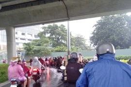 trú mưa dưới gầm cầu ba son 