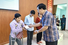 Mang xuân yêu thương đến với bà con phường 4, quận Tân Bình