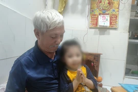 Gia đình gồm ba thế hệ của ông Võ Văn Sung ở quận 4, TP.HCM không có giấy tờ tùy thân. Ảnh: NGUYỄN HIỀN