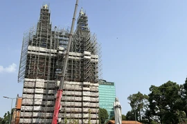 Đưa hai Thánh giá mạ vàng lên đỉnh tháp kẽm Nhà thờ Đức Bà