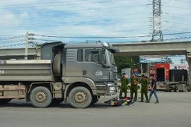 Vượt đèn đỏ, người đàn ông tử vong dưới bánh xe tải 