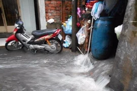 Mưa chỉ 5 phút, cả con hẻm chìm trong biển nước
