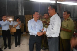 TP.HCM: Phát hiện kho chứa mỹ phẩm, thực phẩm lậu lớn