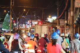 Nườm nượp người đi chơi Noel ngoài ngoại ô thành phố